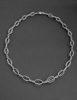 Halskedja "Ellipser"
Silver (2003)
Längd 43 cm,
pris 4 550 kr.
Längd 59 cm,
Pris 5 600 kr. Halskedja "Ellipser"
Silver (2003)
Längd 43 cm,
pris 4 550 kr.
Längd 59 cm,
Pris 5 600 kr.